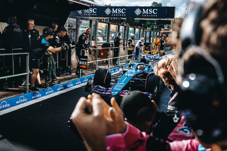 この週末、コースの外で注目を集めたのがアルピーヌだ。予選直前になって、チーム代表のオットマー・サフナウアーと、スポーティングディレクターを務めていたアラン・バーメインがベルギーGP後にチームを離脱することを発表。さらにチーフ・テクニカル・オフィサーだったパット・フライがウィリアムズに移籍することも明らかになった。アルピーヌのCEOがローラン・ロッシからフィリップ・クリーフに変わることも決まっており、ルノーのスポーツモデルを手がける子会社はリストラクチャリング真っ最中。今季の戦績も、アストンマーティンやマクラーレンに大きく水を開けられランキング6位と低迷している。ベルギーGPでは、スプリントでピエール・ガスリー（写真）が値千金の3位入賞で6点を獲得。レースではエステバン・オコンが8位入賞を果たし、暗い話題の多いチームを鼓舞した。（Photo=Alpine F1）