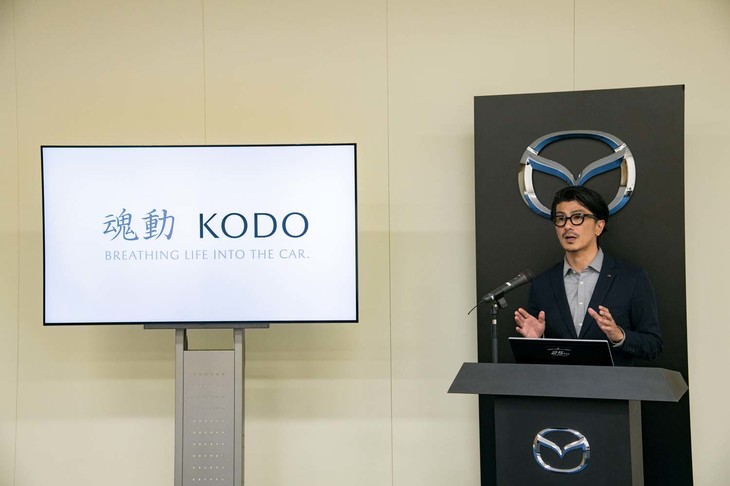 「マツダ3」の土田康剛チーフデザイナー。「ファストバック」と「セダン」のつくり分けについて、「同じDNAを持ちながらも、それぞれの個性が際立っている双子」であると語った。