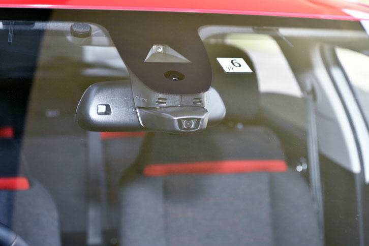 ルームミラーの裏側にはフルHDカメラ「コネクテッドカム」が設置されていた。前方120度の視界の画像と動画が撮影・保存できる。