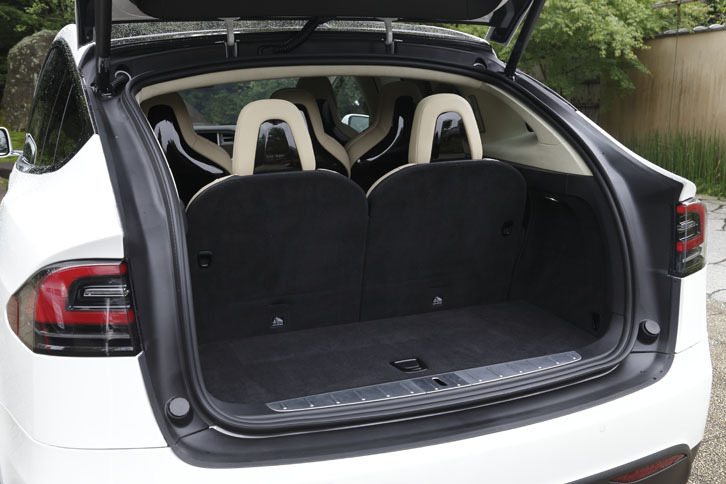 荷室容量は6人乗り仕様の場合、最大2180リッターが確保される（写真は7人乗り仕様）。