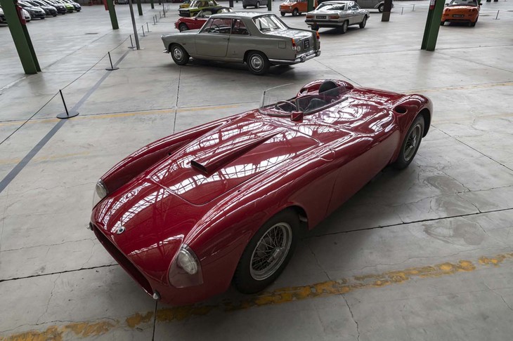 これも珍しいレーシングカー「ランチアD25」。1954年と1955年に製作された。先代「D24」の後継車としてプロジェクトが立ち上げられたが、ランチアが販売不振による経営難に陥っていたこともあり、十分な準備ができぬまま1954年にデビュー。好成績を残すことはできなかった。3749ccのV6エンジン搭載、3台製作されたようだ。写真のモデルはピニンファリーナの手になるものと思われる。