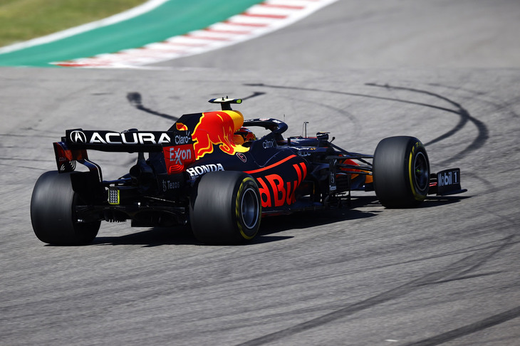 初日から好調、2回のプラクティスでトップタイムをマークしたレッドブルのペレス（写真）。予選では雨が降り出すなかでタイムアップを果たせず3位、またレースでもフェルスタッペン、ハミルトンから40秒以上離されてのゴールと優勝を狙うまではいかなかったが、次の母国メキシコGPに向けて良い結果を残すことはできた。ドリンクボトルの故障で終始水分補給できないというタフなレース、「最後はヘトヘトになった」とは本人の弁。ドライバーズチャンピオンシップではランド・ノリスを抜き4位に上がった。（Photo=Getty Images / Red Bull Content Pool）