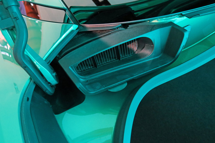 アストンマーティンDB12（「エアロブレード」のダクト）