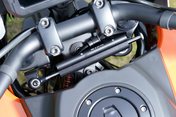 「スペシャル」に装備されるステアリングダンパー。ハンドルの振動を抑え、操縦安定性を向上させる。