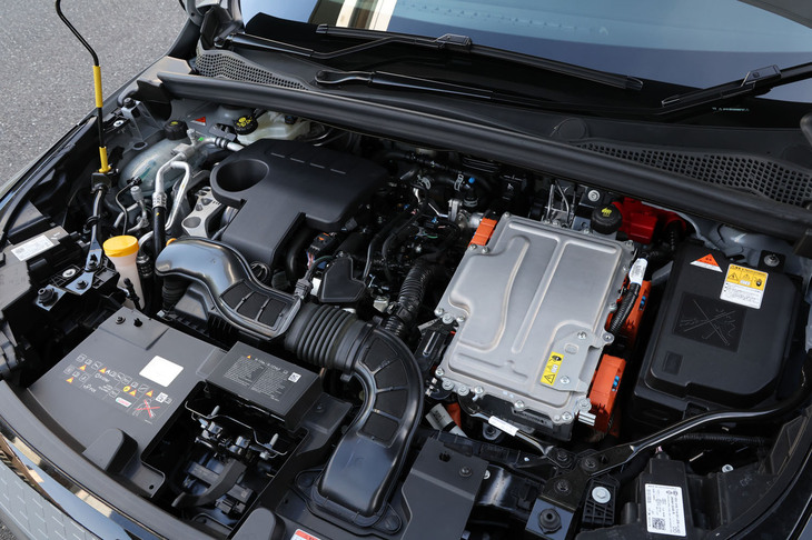「フルハイブリッドE-TECH」のパワーユニット。最高出力94PS、最大トルク148N・mの1.6リッター直4自然吸気ガソリンエンジンに同49PS、同205N・mの電動モーターと容量1.2kWh（250V）の駆動用バッテリーを組み合わせる。