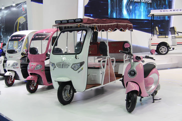 バイクにトゥクトゥクに三輪車。すべて電動車です。こういう車両の展示はタイらしいですね……。と思いきや、H SEM MOTORという会社は中国の会社の製品。こういうジャンルには、中国資本がどんどん入り込んでいるようです。