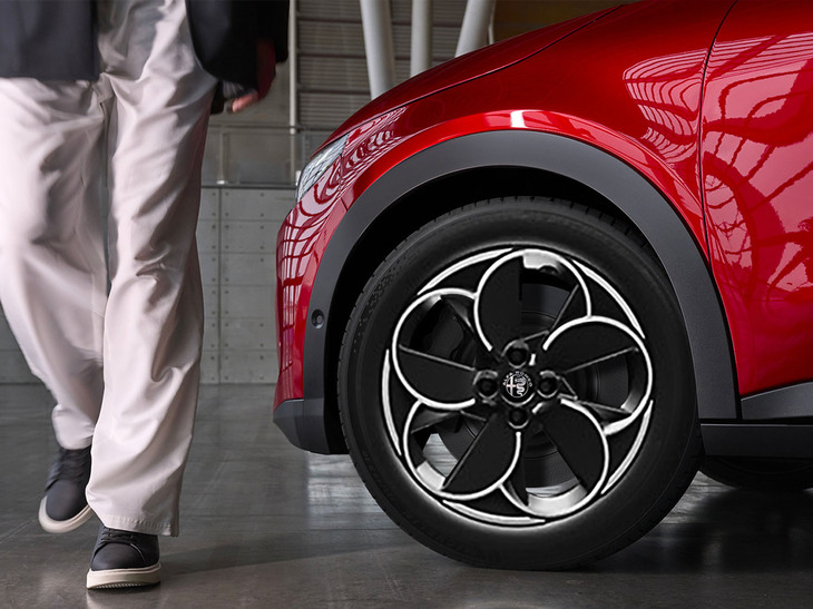 5つのリングが印象的な18インチホイール。ベーシックグレード「イブリダ コア」には17インチホイールが組み合わされる。