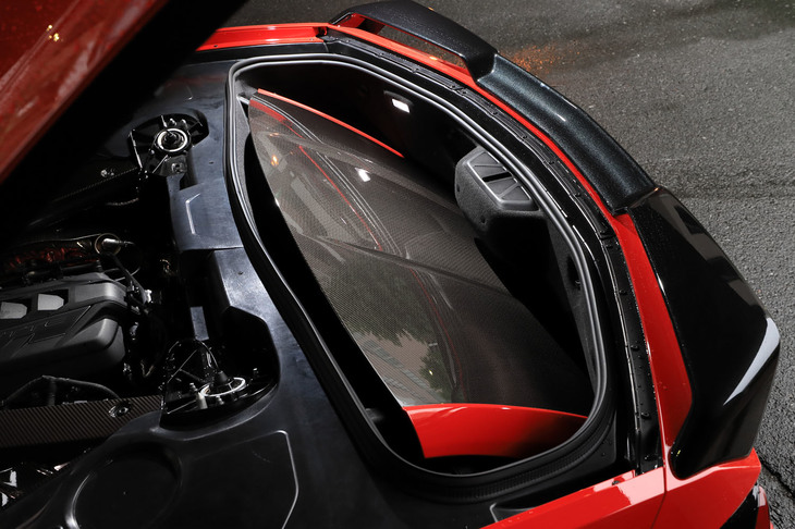 歴代モデルと同じく、C8のルーフは「クーペ」でも脱着可能で、リアトランクにしまうことができる。写真は「3LT」のカーボン製ルーフ。