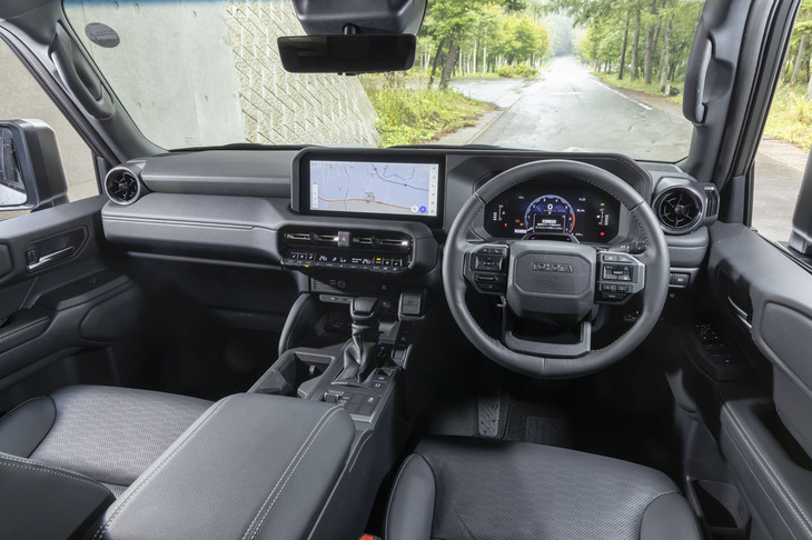 内装色はブラックのみの設定で、シルバーのアクセントがごく控えめに使われている。液晶メーターは最上級の「ZX」よりもひと回り小さい。