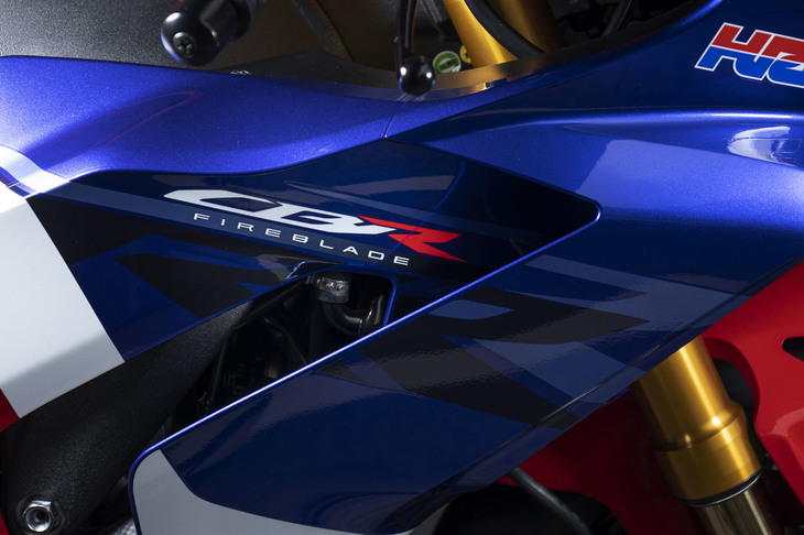 これまで、「FIREBLADE（ファイアブレード）」というペットネームは海外でのみ使用されていたが、今回の新型からは日本でも用いられるようになった。