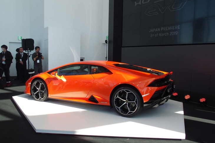 六本木ヒルズ52階TOKYO CITY VIEWの発表会場に置かれた「ウラカンEVO」。ボディーはイメージカラーであるオレンジ色に塗られていた。