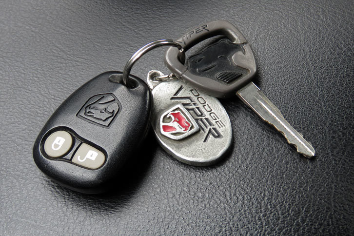 地味に壊れやすいバイパーの部品（？）といえば、カギ。それもリモコンの方ではなくて、差す方だ。けっこう脆（もろ）いプラスチック製で、手荒に扱っていると“持ち手”の部分が折れてしまうのだ。わがバイパーの品にも、すでに複数回の修復の跡が……。