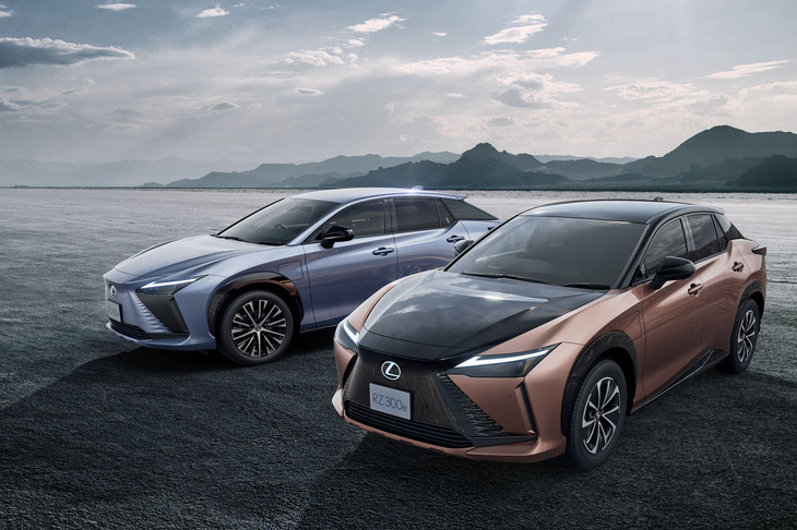 レクサスの「RZ300e」（手前）と「RZ450e」（奥）。