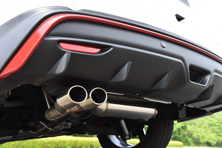 ステンレス製の、「エクストレイルNISMOパフォーマンスパッケージ」用スポーツマフラー。ノーマルとは全く異なる、野太いエキゾーストノートを発する。