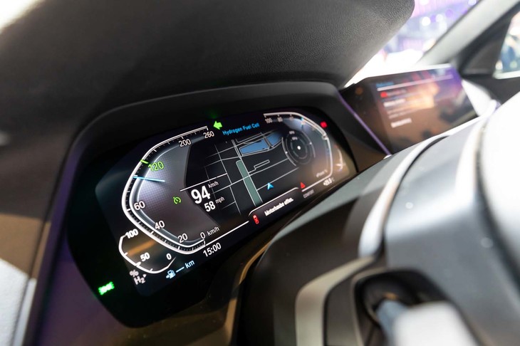 BMW iX5ハイドロジェン（メーターパネル）