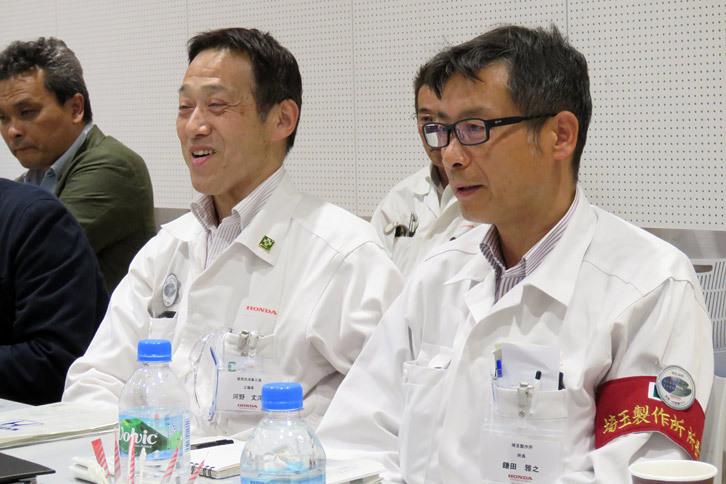 埼玉製作所の鎌田雅之所長（手前）と、同寄居完成車工場の河野丈洋工場長（奥）。寄居工場については低炭素化や自動化などに加え、労働災害をいかに起こさないようにするかについても腐心したという。