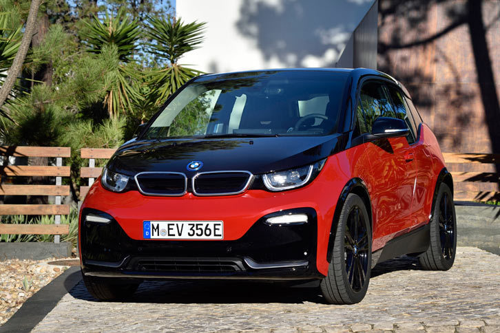 専用デザインのフロントバンパーと黒いフェンダーモールが目を引く「BMW i3s」。今回のマイナーチェンジで追加された「i3」のスポーツグレードである。