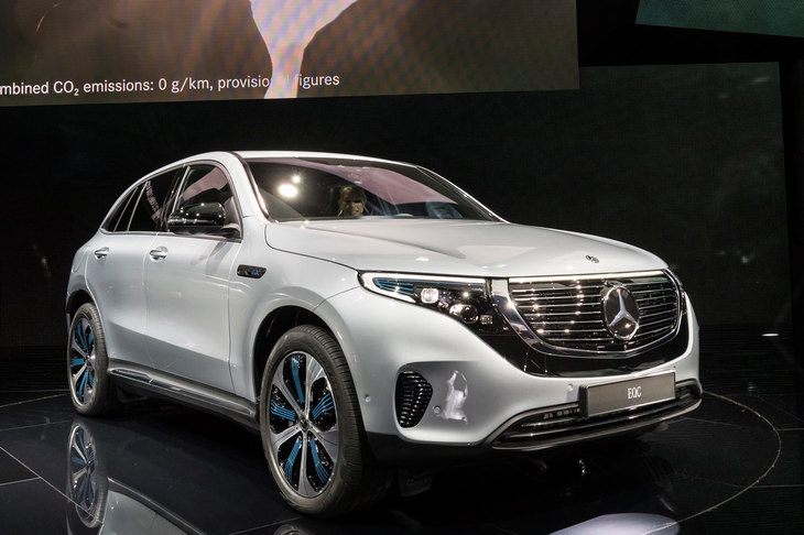 プロトタイプ時代の「メルセデス・ベンツEQC」。
	ほった：「今となっては青いアクセントが“時代を感じさせるデザイン”になっちゃってますね」