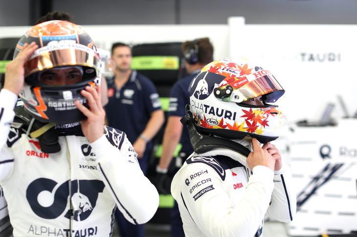 昨季コンストラクターズ9位と低迷したアルファタウリは、今季もプレシーズンテストから苦しい戦いが続いている。GP3年目の角田裕毅（写真右）は、新たなパートナーに今季晴れてF1レギュラードライバーとなったニック・デ・ブリース（同左）を迎え、チームのリーダーとしての成長が期待されている。開幕戦はポイントこそ獲得できなかったものの、その期待に十分応えるような力走を披露。予選では、デ・ブリースが19位だったのに対し、角田はQ1で8位、Q2で14位と健闘。レースでも11位までポジションを上げ、ポイント圏の10位まであと1秒と迫ったところでタイムアップとなった。デ・ブリースは初戦を14位で終えている。（Photo=Getty Images / Red Bull Content Pool）