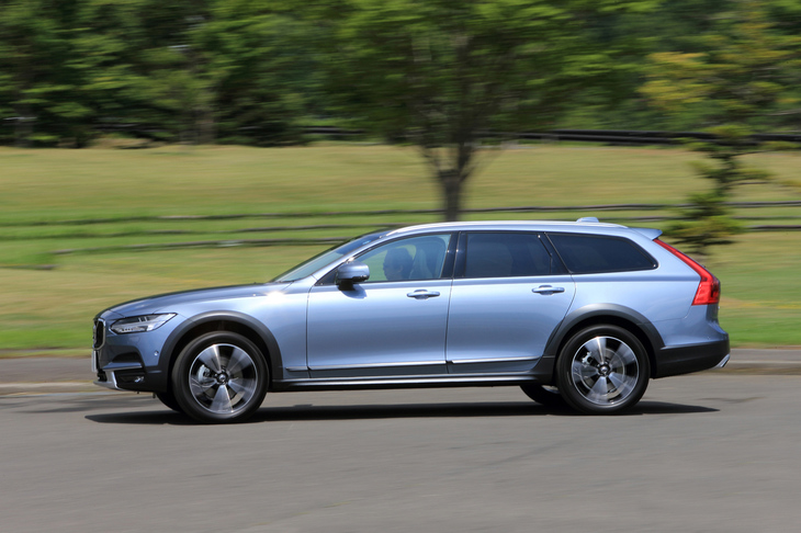 ホイールハウスの外周やサイドシルには、チャコールのモールが装着されている。サイドとリア、5面のダークティンテッドガラスは標準装備。