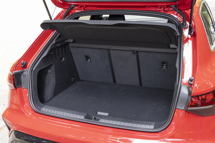 荷室の容量は380～1200リッター。後席の背もたれは40：20：40の3分割式。