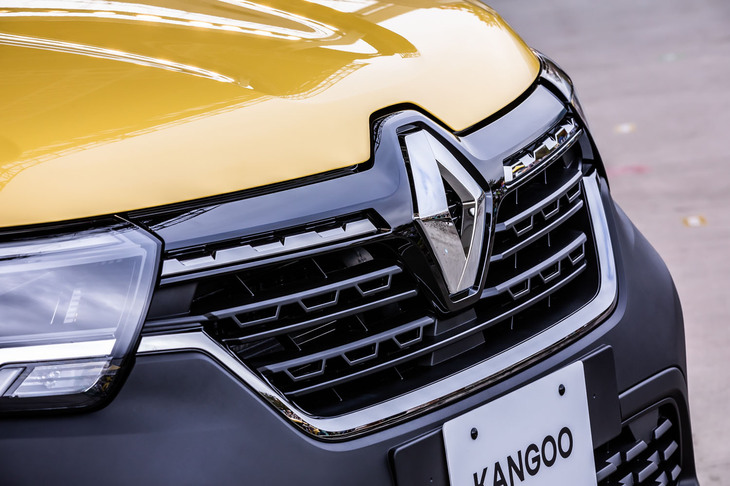 一新された新型「カングー」のフロントマスク。