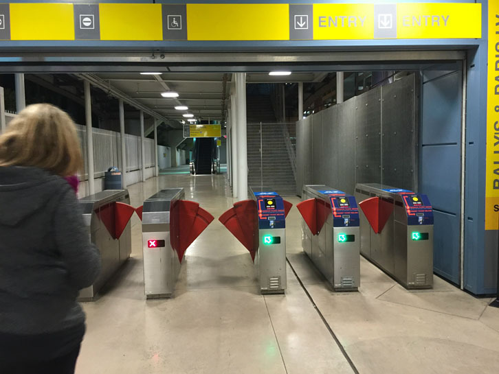 モノレールは5ドル（約580円）。自動改札機はこんな形。作動不良の確率や故障している機器が、パリなどと比べ極めて少ない。ただし、ちょうど下腹部に当たるバリアーは、形状が形状だけに少なからずヒヤヒヤする。