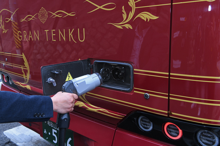 急速充電器の出力は50kW。夜間の充電だけで日中の走行分がまかなえるという。