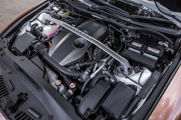 2リッター直4ターボエンジンは、排気システムの変更や専用ECUの採用によって、パワーとトルクがノーマル比で30PS、72N・mアップ。最高出力は275PS、最大トルク422N・mとアナウンスされる。「アッパーパフォーマンスロッド・フロント」は3万9600円のオプションアイテム。