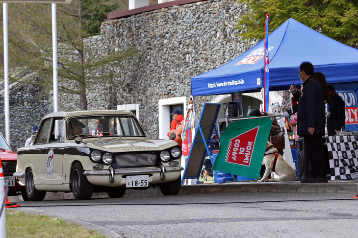 2日目に小海リエックスの敷地内で行われたヒルクライム。参加車両は年式やタイプによって8クラスに分けられるが、スタート順は任意。まさにスタートしようとしているのは、クラスE（1958～70年の4シーター車）で2位となった1970年「トライアンフ・ヴィテス2リッター Mk2」。