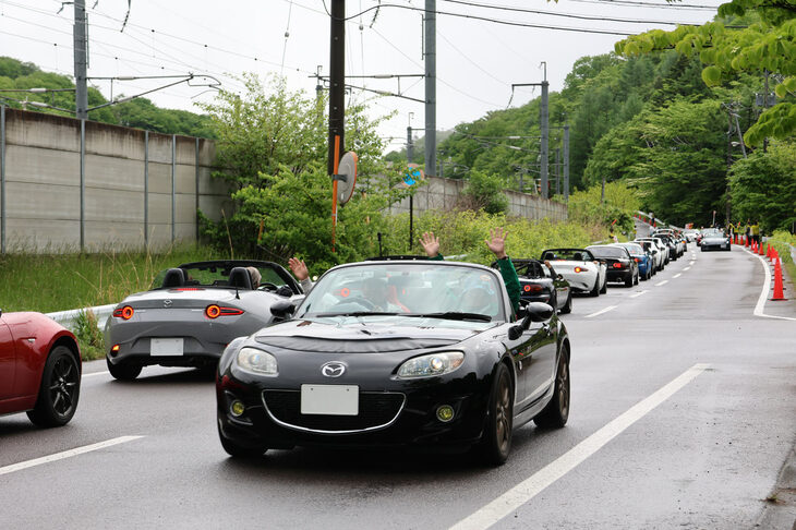 「マツダ・ロードスター」を愛する者同士、ハンドサインを送りあうのもお約束。これはイベント日だけの特別なことではなく、ロードスターオーナーならば日常的に経験することだそう。ロードスターに乗っていれば、誰もが仲間！ そんなフレンドリーな雰囲気も、イベントが長く続いている理由のひとつだろう。