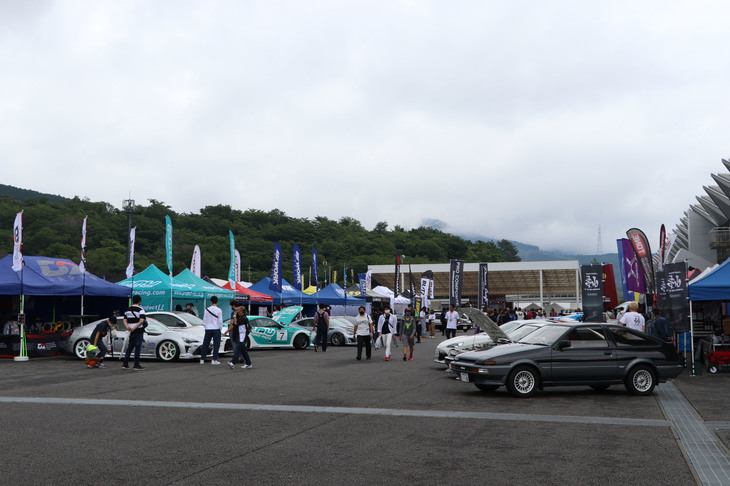メイン会場となったイベント広場の様子。「チューニング＆カスタムパーツエリア」には、“元祖ハチロク”であるAE86と現行型「トヨタ86」「スバルBRZ」の商品を取り扱うパーツメーカーが出展。当日限りの特価品を探し求める人や、カスタマイズの情報収集を行う人などで盛り上がりをみせていた。
