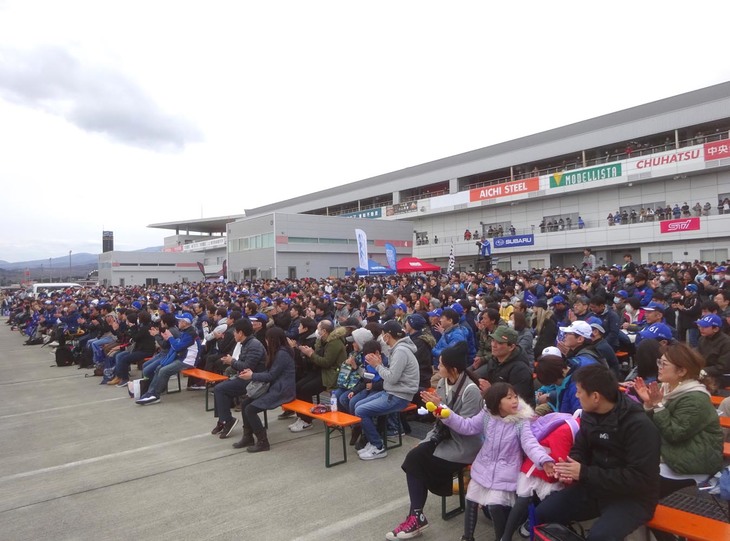 会場を埋め尽くしたスバルファン。