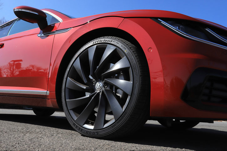 せっかくなので、明るい陽光の下であらためて「エフィシェントグリップ コンフォート」を撮影。柔らかな乗り心地を実現するため、このタイヤには柔軟性の高いコンパウンドや丸みを帯びたサイドウオールの形状など、さまざまな技術や工夫が取り入れられています。