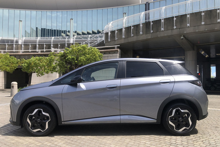 「BYDドルフィン」は全長×全幅×全高＝4290×1770×1550mmというコンパクトなサイズのEV。2021年8月に中国で発売された。