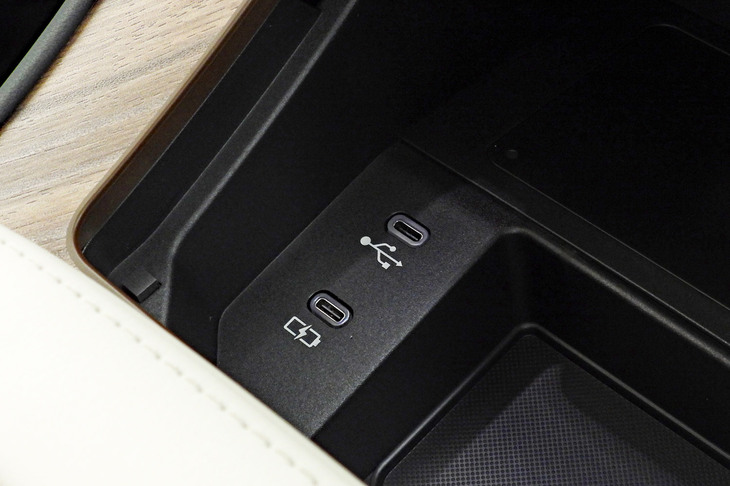 レクサスLM500h“バージョンL”（USBポート）