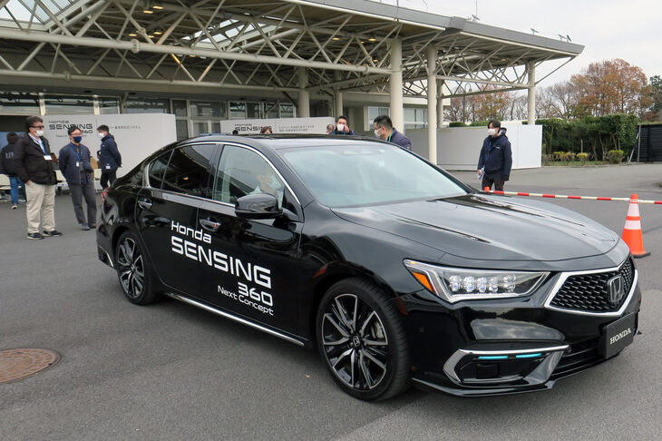 次世代「ホンダセンシング360」を搭載した、「レジェンド」ベースの試作車。5つのレーダーに1つのフロントカメラという、既存の（といっても、「今まさに導入が始まる」という段階だが）ホンダセンシング360のセンサーを活用しつつ、より多機能化を図ったものだ。