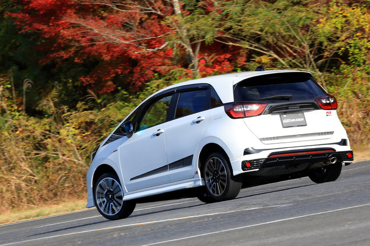 ベース車よりシャープな挙動となっていた「フィットe：HEV RS」の無限用品装着車。試乗コースがタイトだったこともあり、今回の取材で最も走りを楽しめた一台だった。