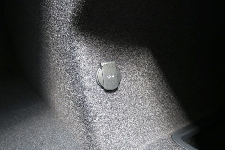 アウディe-tron GTクワトロ（リアトランクの12V電源）