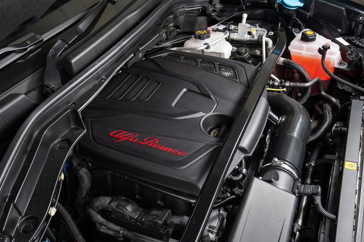 動弁機構に電子油圧制御「マルチエア」を用いた2リッター直4直噴ターボエンジン。280ps/5250rpmの最高出力と400Nm/2250rpmの最大トルクを発生する。