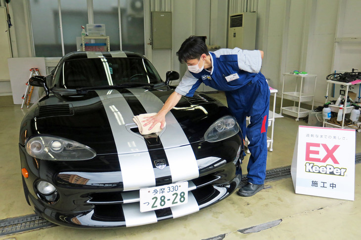 KeePer LABO足立店にて「EXキーパー」の施工を受ける、webCGほったの「ダッジ・バイパー」。