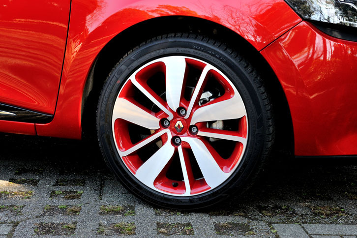 「インテンス」のタイヤサイズは「GT」と同じ205/45R17（前後とも）。