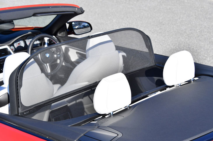 ウインドディフレクターを装着した様子。後席は使用不可となるが、後方から運転席や助手席への風の巻き込みが抑えられる。