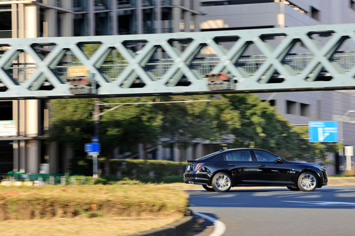 「スポーツ」グレードの駆動方式はフルタイム4WD。走行モードに応じて40：60、20：80、50：50と、前後駆動力配分が切り替わる。