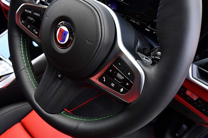 ステアリングホイールの中央にはアルピナのエンブレムが添えられ、リムには「アルピナ・グリーン」のステッチが施される。