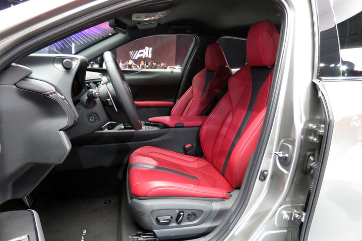 レクサスUX（フロントシート）