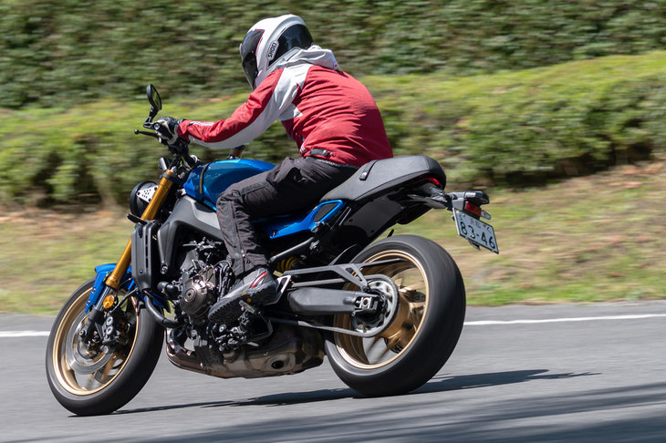 新型「XSR900」は、「YZF-R1」や「MT-10」などと同じく「ヤマハモーターサイクル エクスクルーシブモデル」に属しており、ヤマハスポーツプラザ（YSP）およびアドバンスディーラーのみで販売されている。