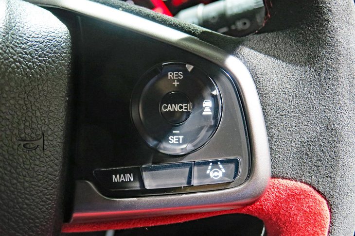 ステアリングホイールに備わるアダプティブクルーズコントロールのスイッチ。性能の進化、装備の強化にともない、「シビック タイプR」の価格はさらに上がってしまうのだろうか？