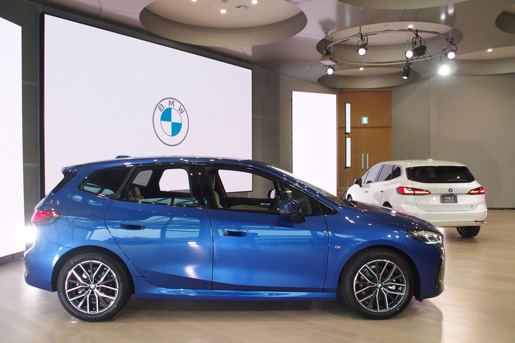 発表会場に展示された「BMW 218dアクティブツアラーMスポーツ」（手前）と「218iアクティブツアラー エクスクルーシブ」（奥）。