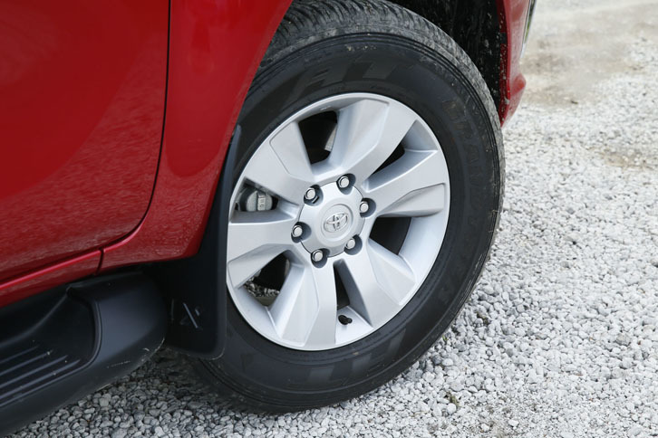 ホイールのサイズは17インチ。テスト車には「ダンロップ・グラントレックAT」タイヤが組み合わされていた。